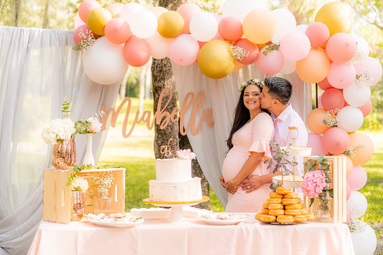 Casal de homem e mulher grávida em uma festa