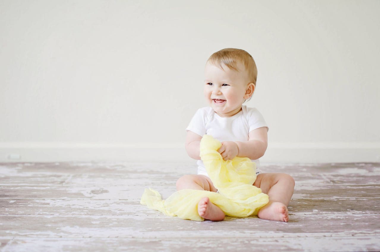 Foto de bebê recém-nascido sorrindo.