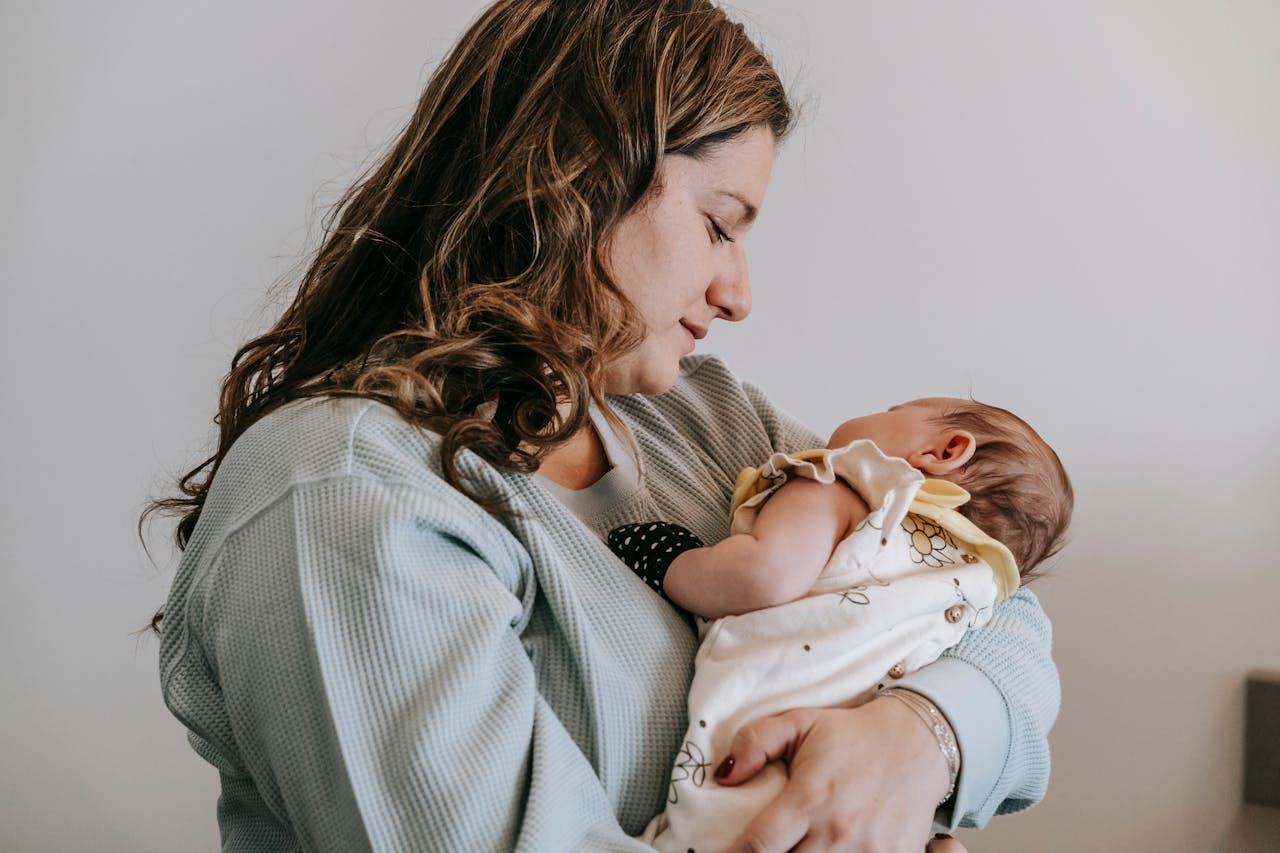 Mãe segurando bebê recém-nascido